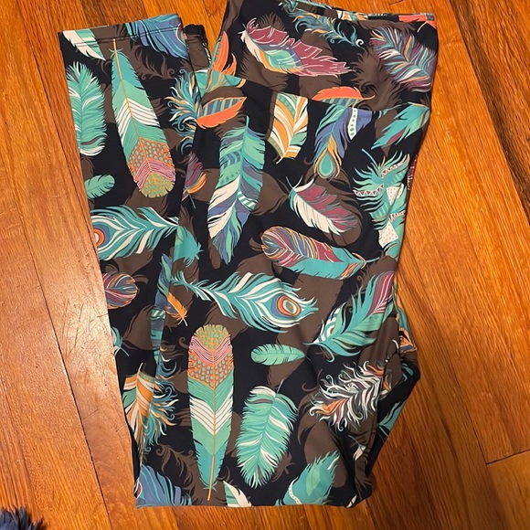LuLaRoe Pants - LuLaRoe TC feather leggings